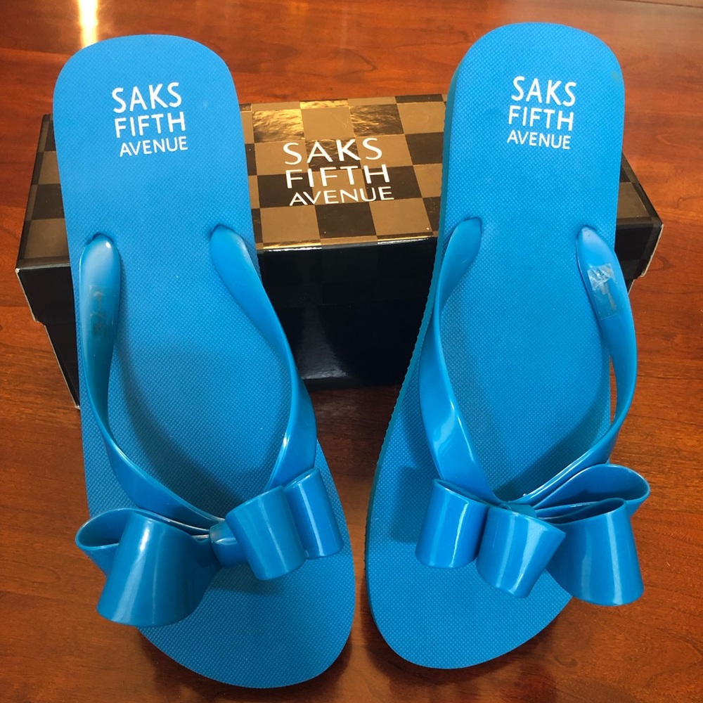 Never worn Saks Fifth Avenue Galla Flip Flop 10